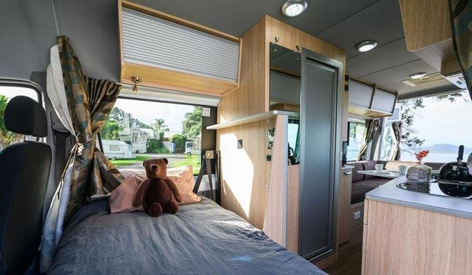 Het bed voorin de Mighty Deuce Plus camper