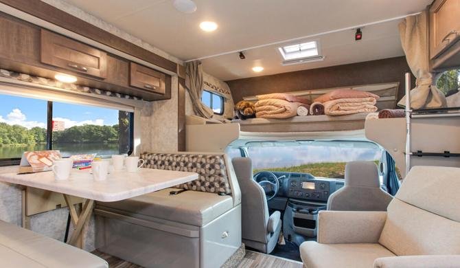 Dinette in de Four Seasons C-Large camper