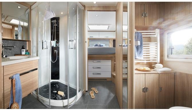 De luxe badkamer in de Rent Easy Premium First camper