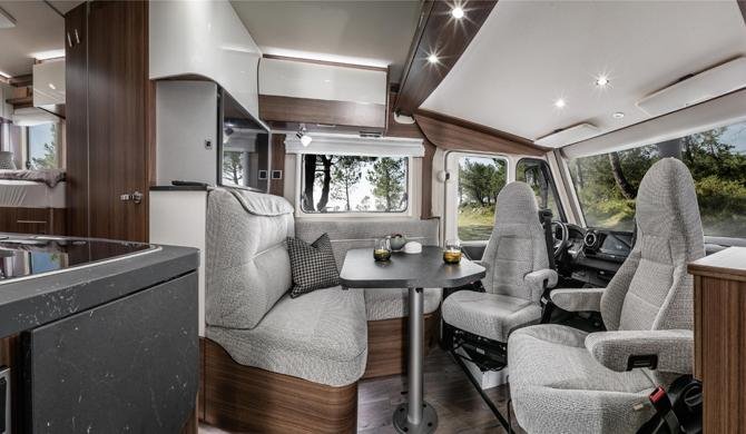 De dinette voor in de Rent Easy Exclusive First camper