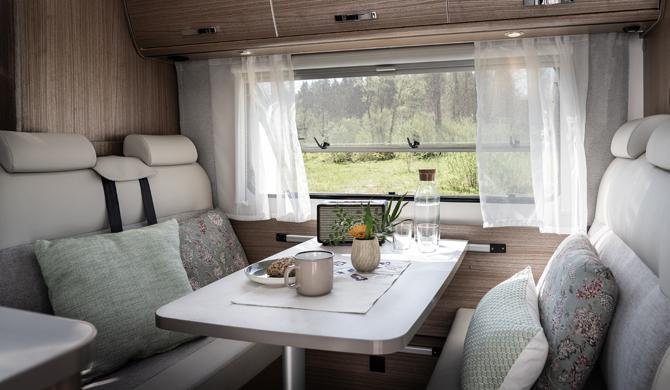 De dinette voor in de Rent Easy Family Extra camper