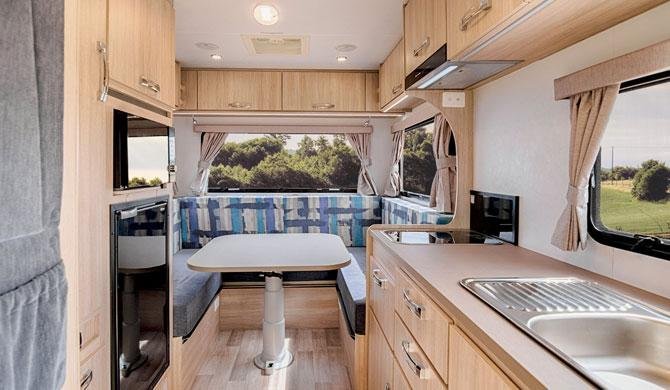 Het interieur van de Lets Go 3 Berth Cruiser camper