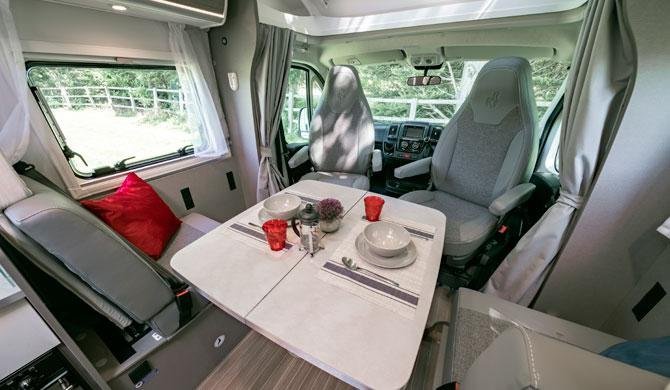 De dinette in de Just Go Pathfinder camper