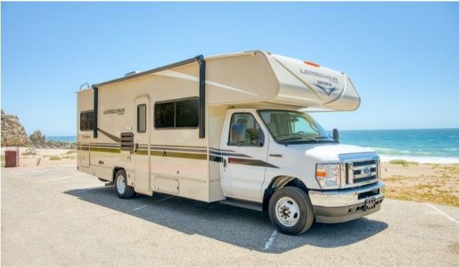 Vooraanzicht van de C26-28 Camper van onze partner Road Bear