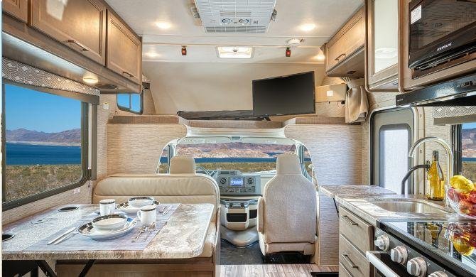 Het interieur van de El Monte C22 camper