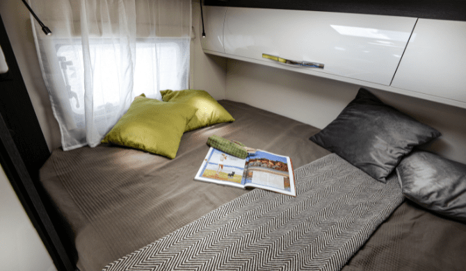Het bed achterin de Just Go wanderer camper 