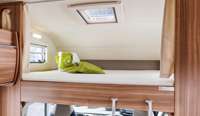 Cabover bed in de Apollo Family Traveller camper