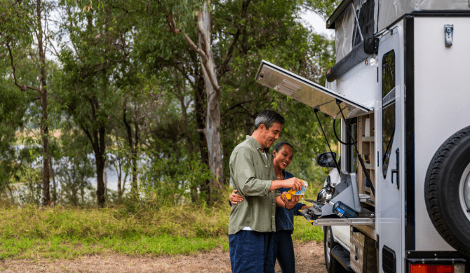 De buitenkeuken van de 4WD camper van Mighty Australië