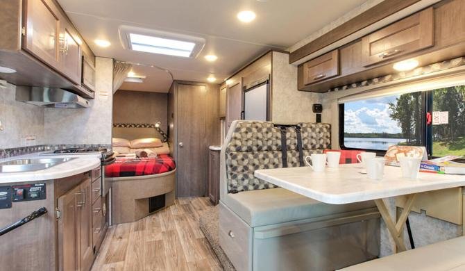 Het luxe interieur van de Four Seasons C-Large camper