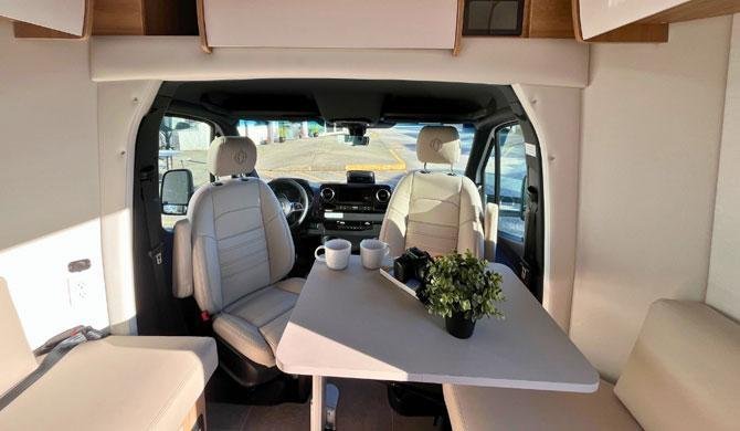 De dinette in de Fraserway B+ Premium camper