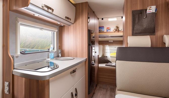 Het luxe interieur van de Apollo Family Voyager camper