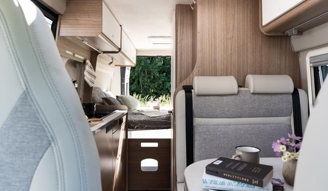 Het luxe interieur van de Rent Easy City Extra camper