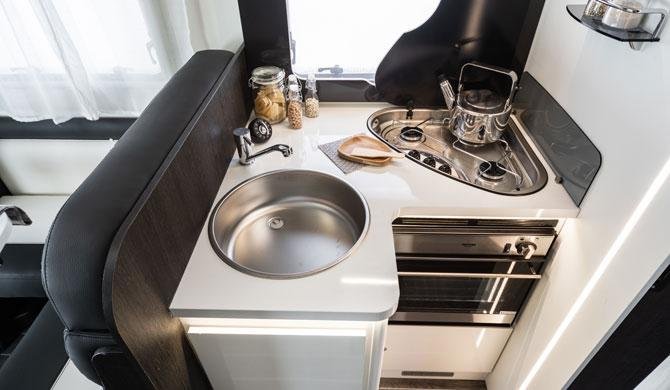 De keuken in de Just Go Voyager camper