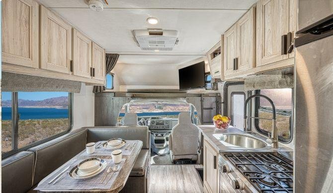 Het interieur van de El Monte C25 camper