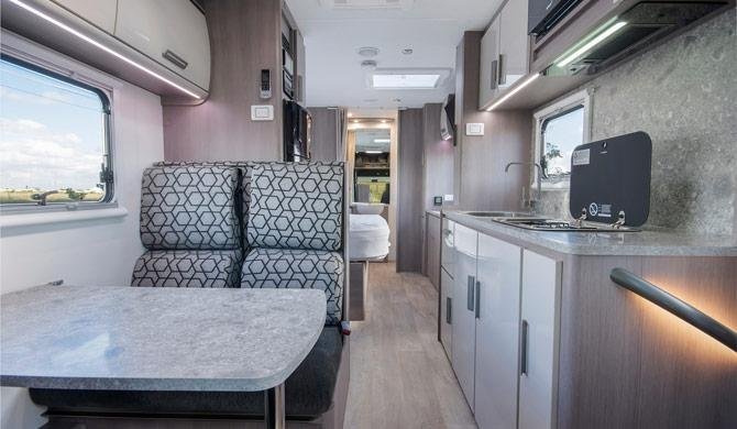 Het interieur van de Let's Go 6 Berth Royale camper