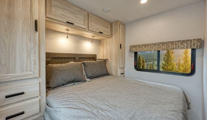 Het bed achterin de Mighty M28 camper