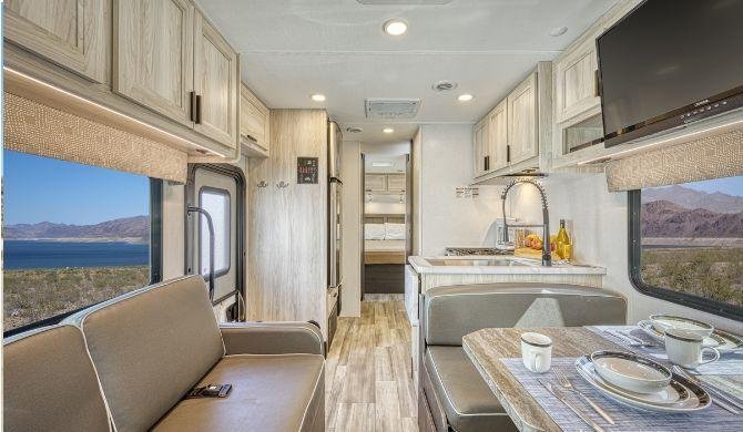 Het interieur van de El Monte C28 camper