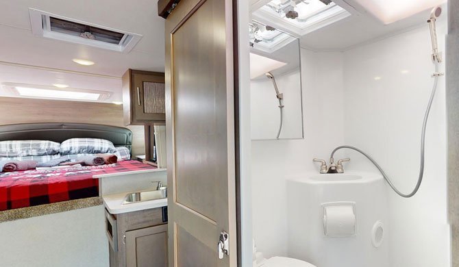 Het interieur van de Fraserway Truck Camper met Slide-out